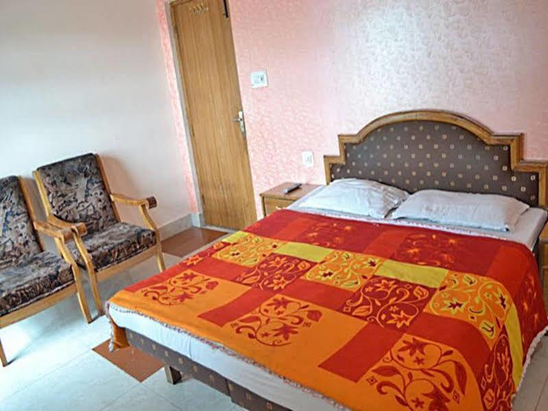 Oyo 26602 Hotel Shubham Дехрадун Екстериор снимка