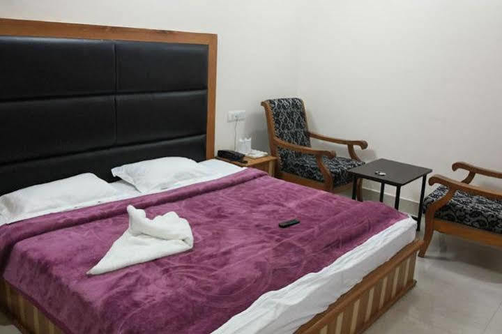 Oyo 26602 Hotel Shubham Дехрадун Екстериор снимка